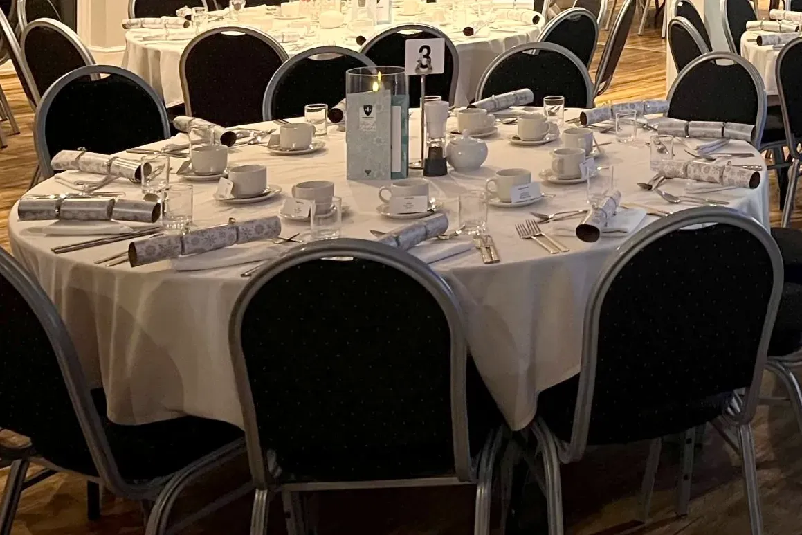 Venue Hire & Events 9 Christmas table with crackers at Brampton Park Golf Club